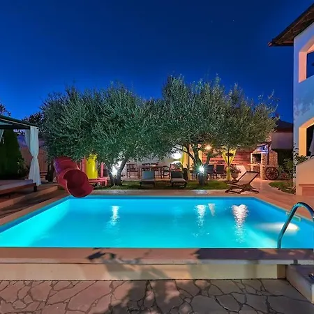 Villa Vesna With Pool