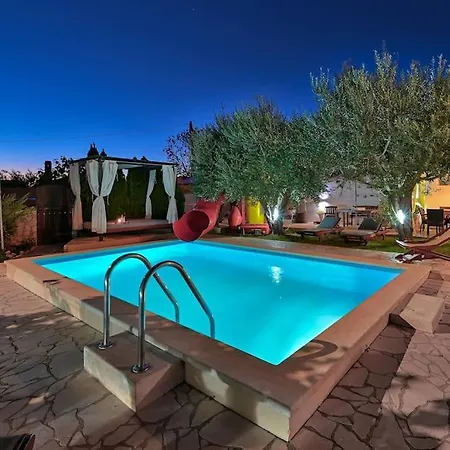 Villa Vesna With Pool *