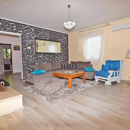 Villa Vesna With Pool