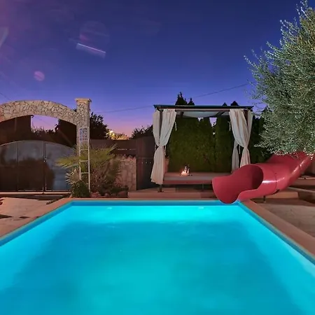 Villa Vesna With Pool