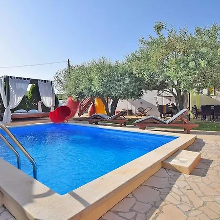 Villa Vesna With Pool *